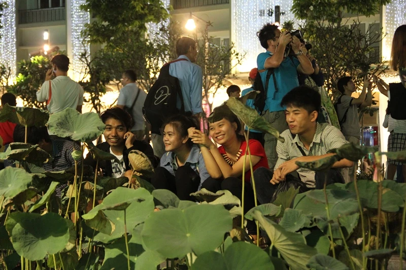 Người dân TP.HCM xuống đường tận hưởng thời khắc giao thừa ảnh 2 Người dân TP.HCM xuống đường tận hưởng thời khắc giao thừa ảnh 2